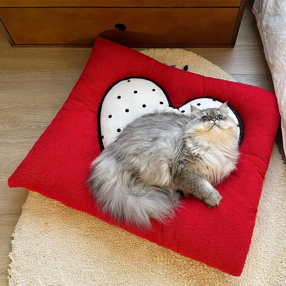 Striped Heart-Shaped Cozy Comfort Dog & Cat Mat