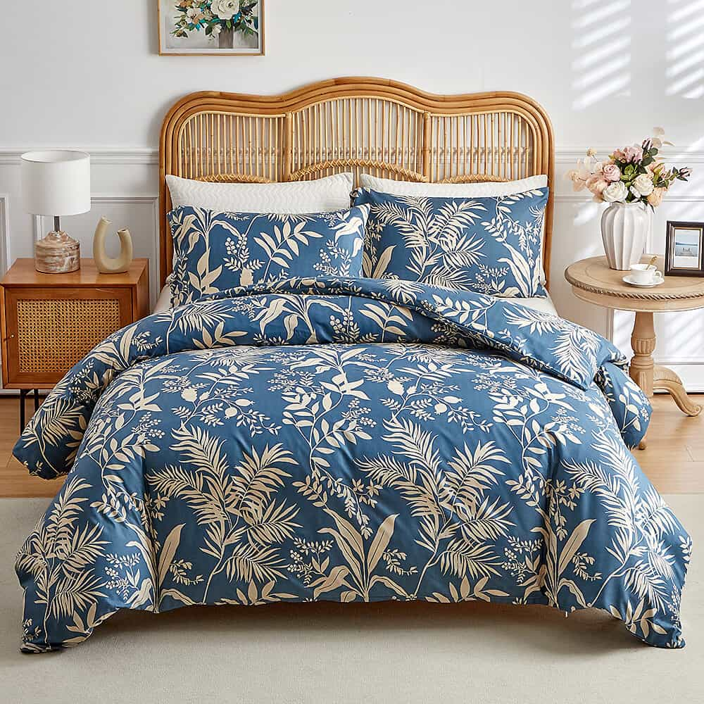 Simplistic Leaf Pattern Skin-Friendly Breathable Comforter Set with Pillowcases